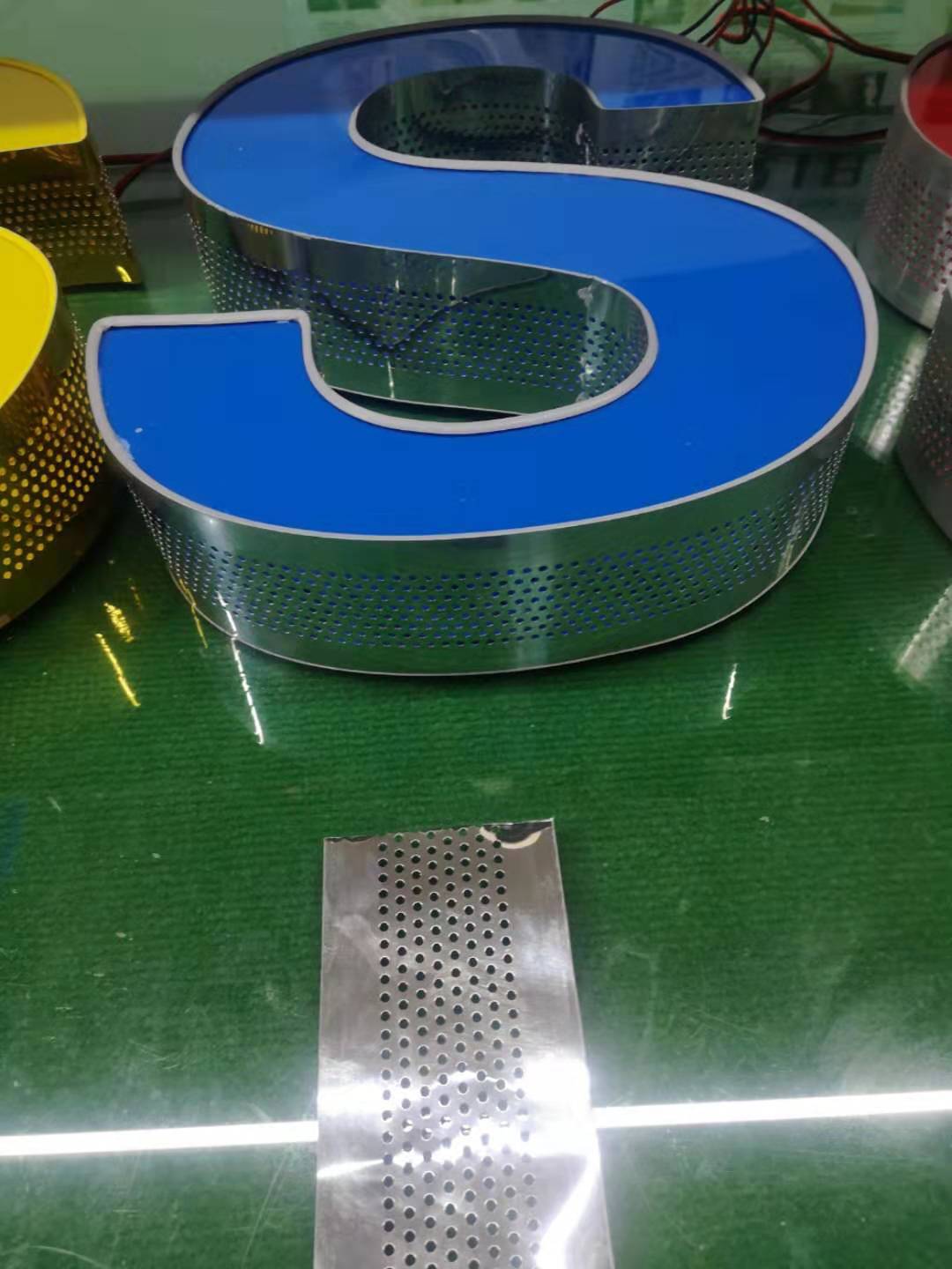 Color aluminum plastic word edge